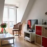 Bright Apartment Near Pere Lachaise