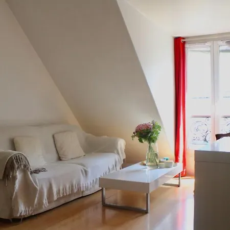 Bright Near Pere Lachaise Apartment *